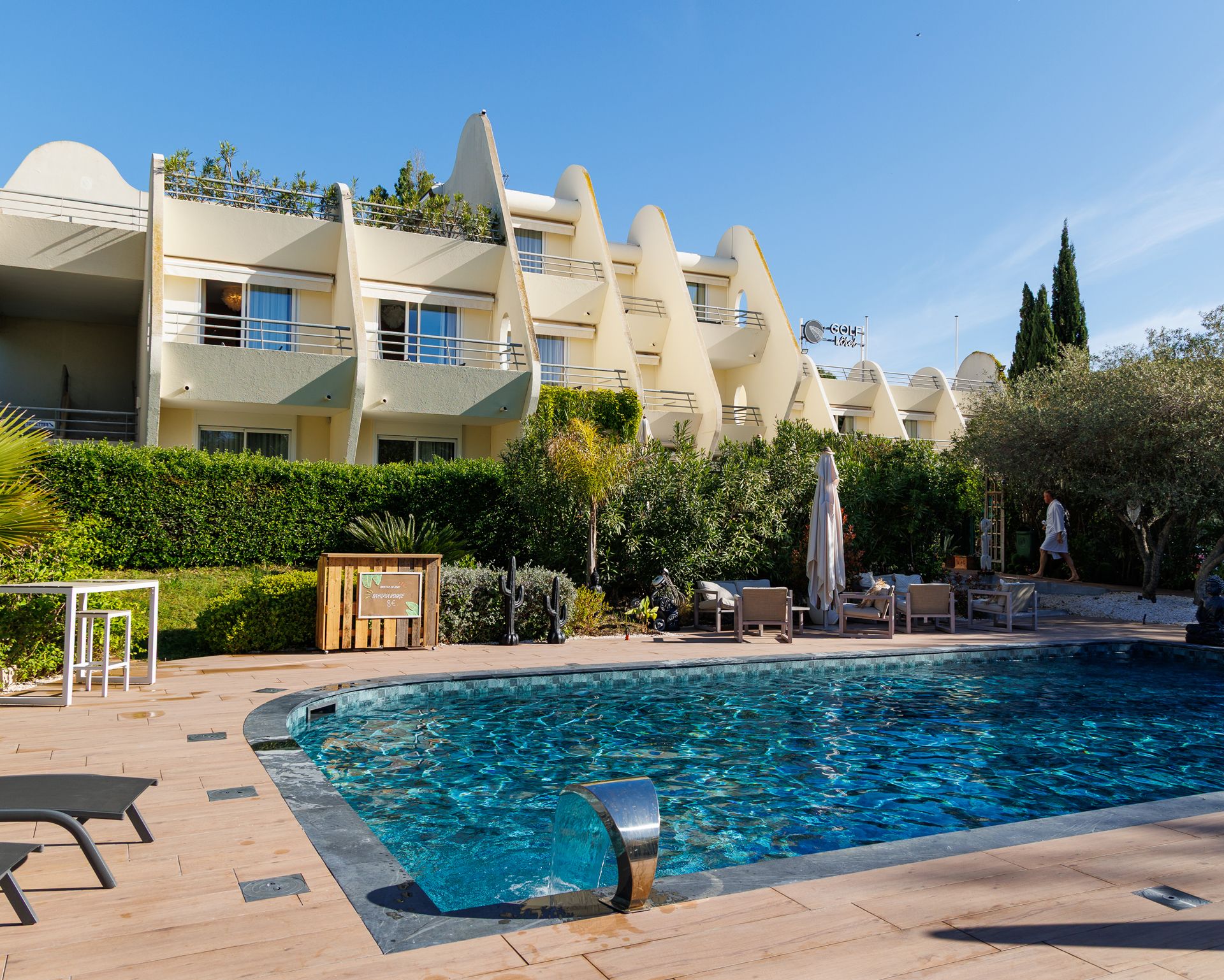 Piscine hôtel rénovée par NewPool Express