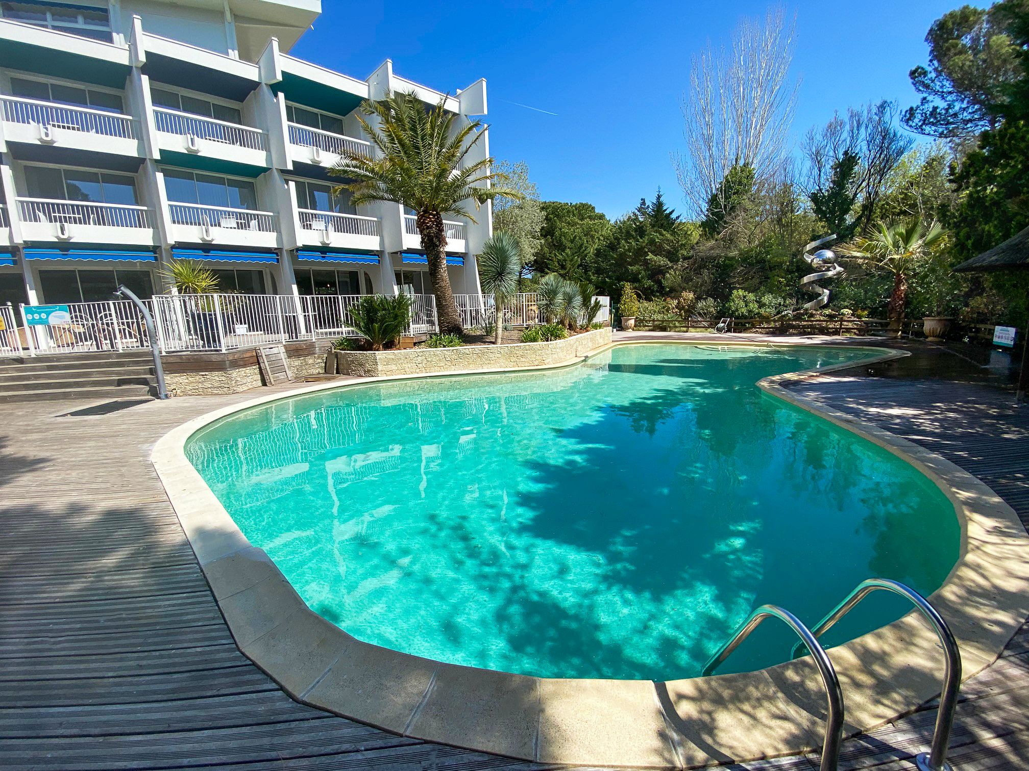 Piscine rénovée Hôtel