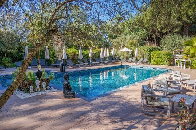 Terrasse en pierres naturelles hôtel du Golf à la Grande Motte